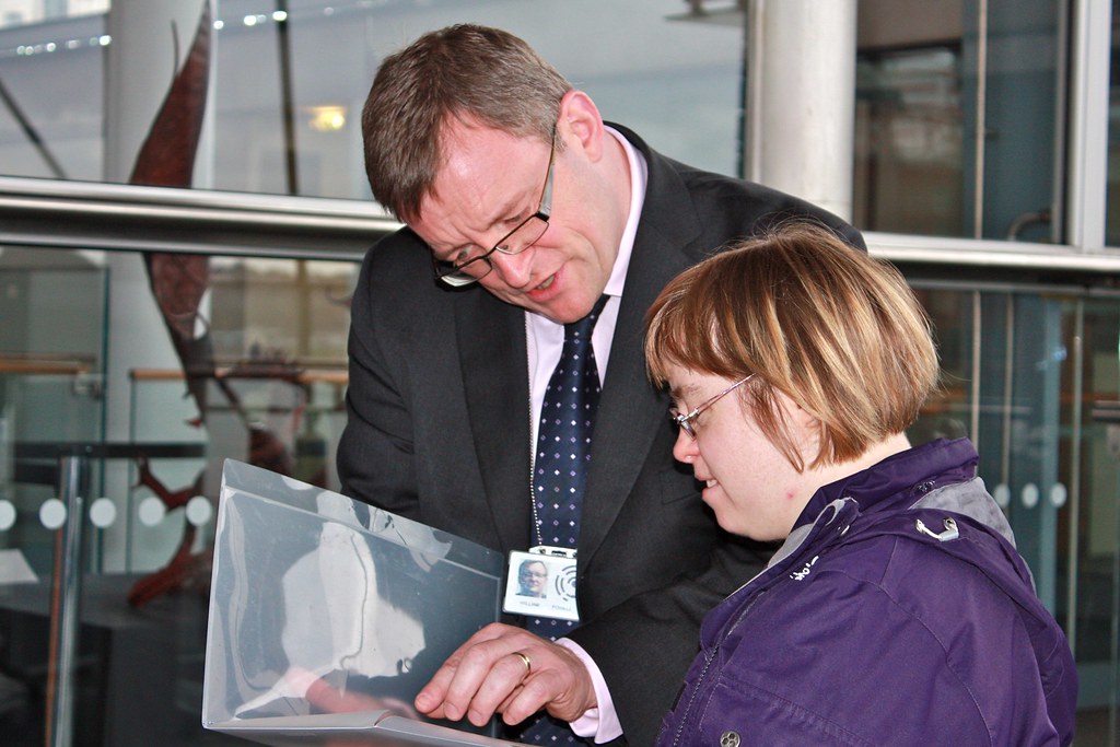 Petition concerning provision of free disabled parking spaces presented at the Senedd / Deiseb yn ymwneud â da